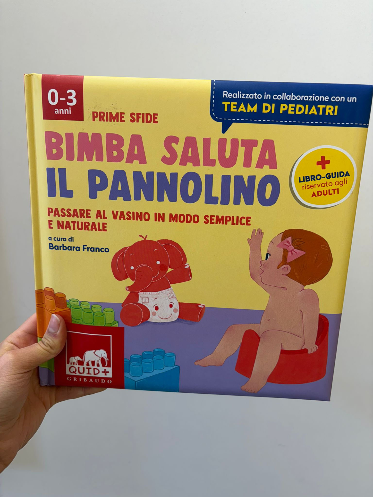 Bimba saluta il pannolino