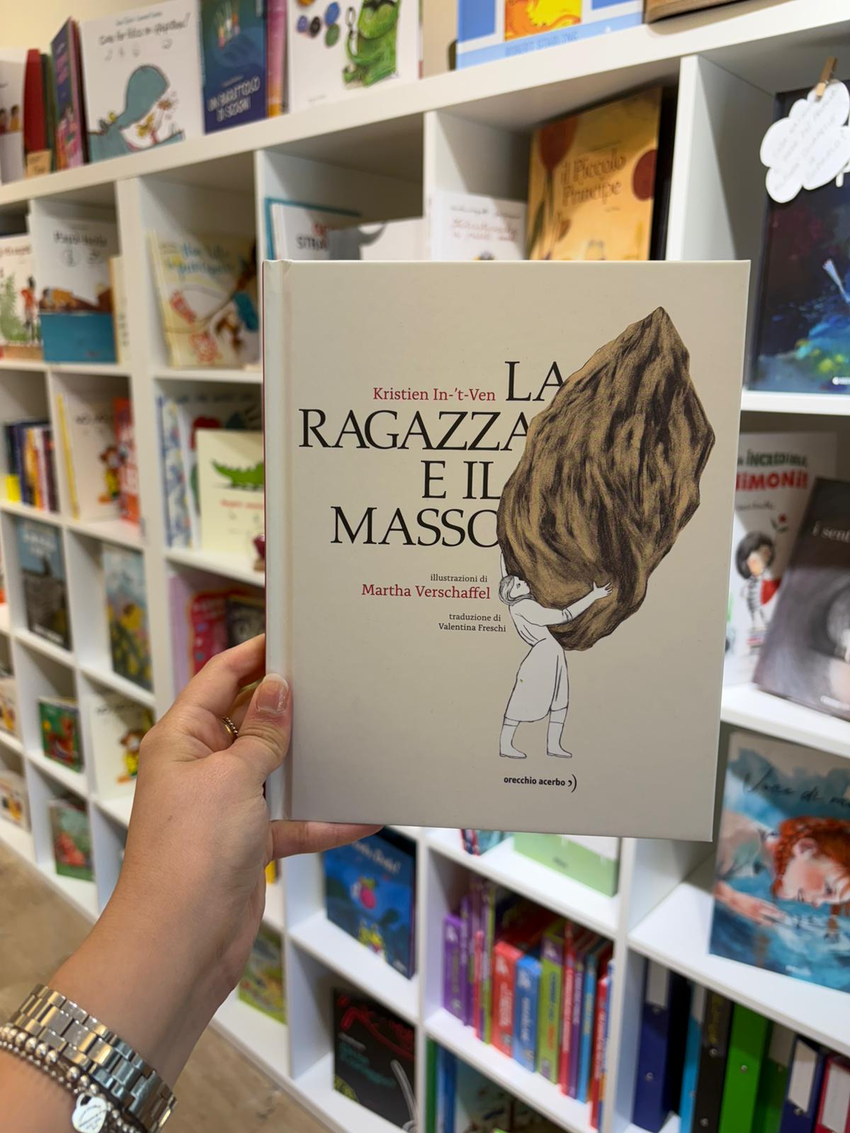 La ragazza e il masso